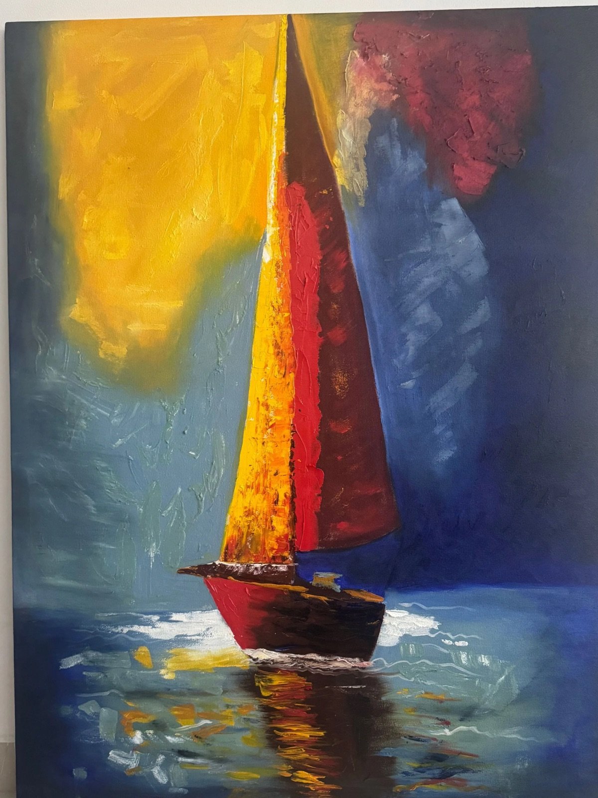 Óleo abstracto de gran formato: velero en tonos azules, dorados y rojos sobre el mar.