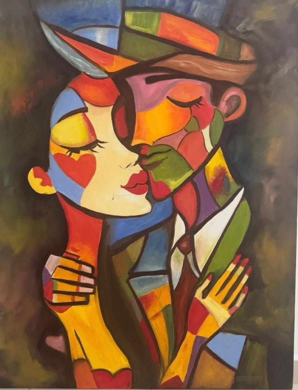 Pareja abrazándose, pintura cubista con un corazón rojo sobre la mejilla.