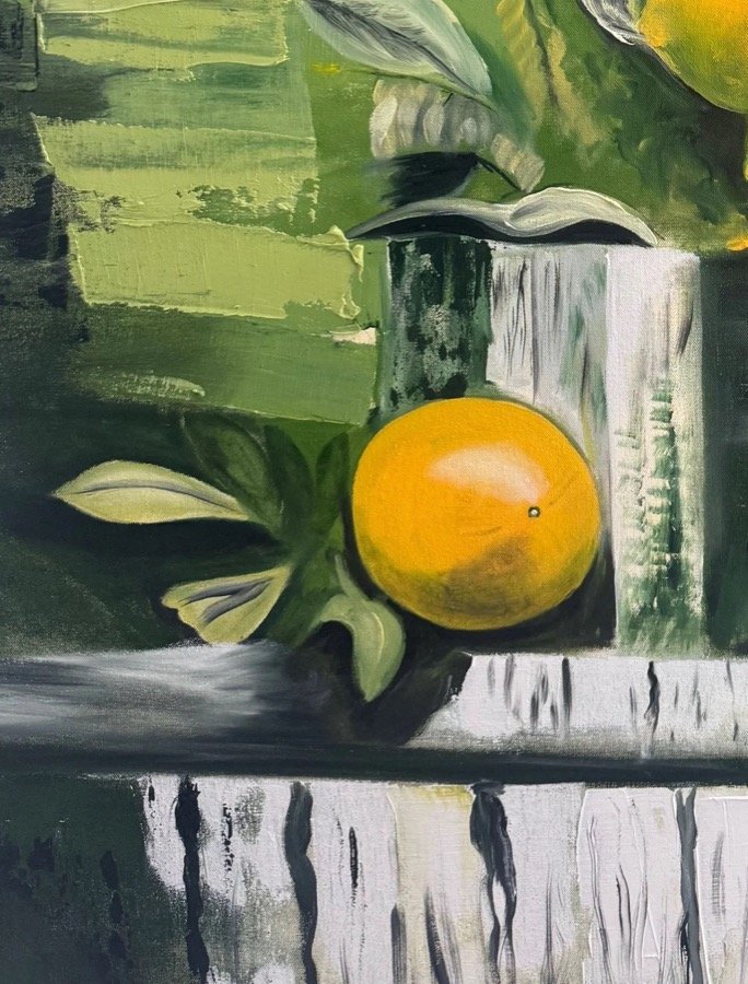 Detalle de un limón pintado al óleo sobre fondo verde.