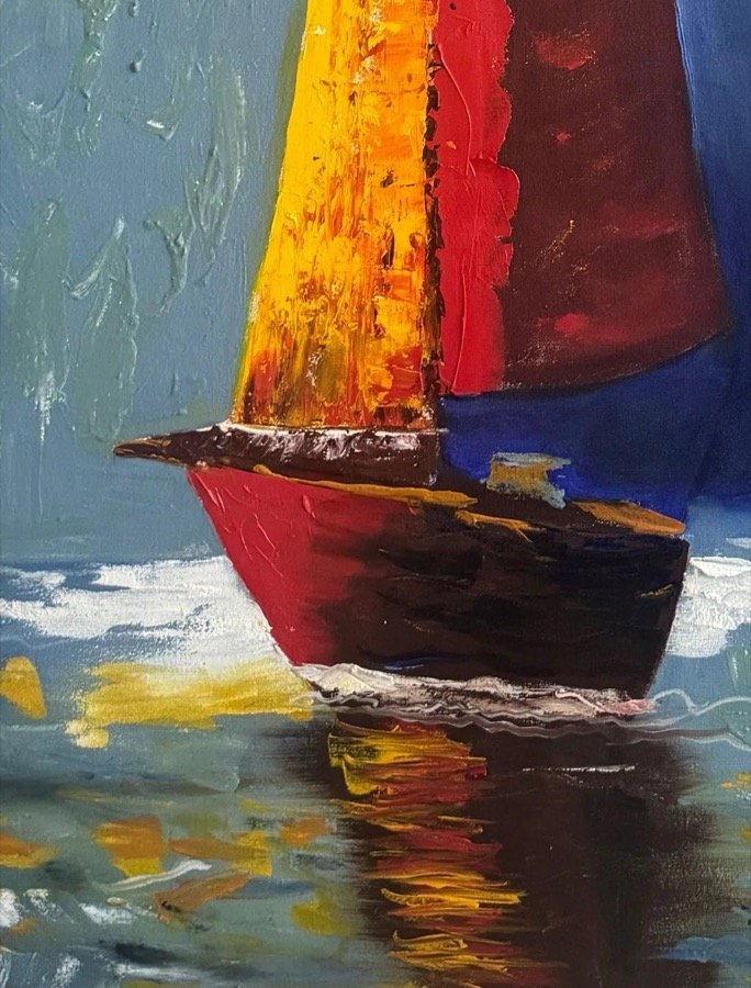 Detalle del casco del velero y su reflejo en el agua.