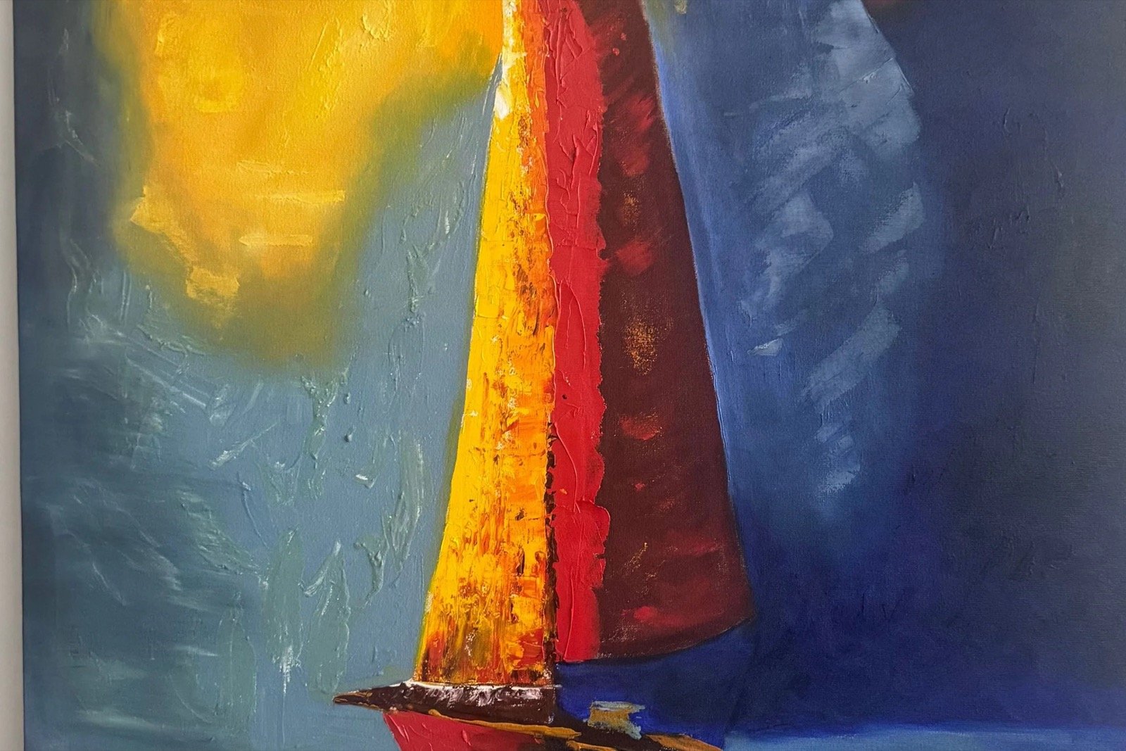 Óleo abstracto de gran formato: velero en tonos azules, dorados y rojos sobre el mar.